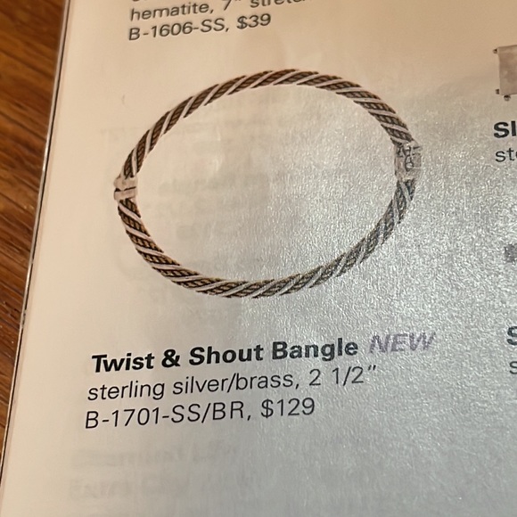 Grace & Heart Twist & Shout Bangle - Picture 8 of 10